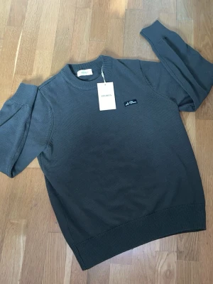 Olivgrön stickad tröja Les Deux - Fått i present men säljs eftersom den inte passar mig. Storlek S men passar M också. Helt ny skick endast testad och aldrig använd. Skriv gärna vid funderingar!🙌