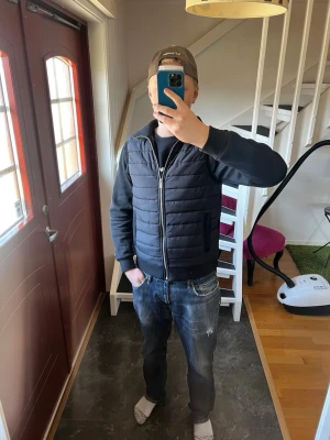 Schysst väst  - S.C.W                                                                  S/M                                                                       Ca 180cm på bilden, Storlek S men passar M med