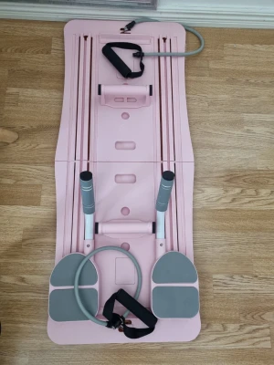 Pilates board, pilates bräda, pilates, tränin, gym - Säljer denna fina pilates bräda. Är köpt på vinted och säljaren påstod att den är köpt på rusta och i nyskick. Själv har jag endast använt den tre gånger. Brädan går att vika och alla tillbehör på bild medföljer. Skriv vid fler frågor🤗
