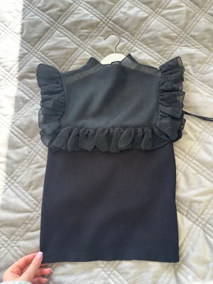 Svart topp med volangdetaljer - Jättefin svart top, aldrig använd. Från Zara. 