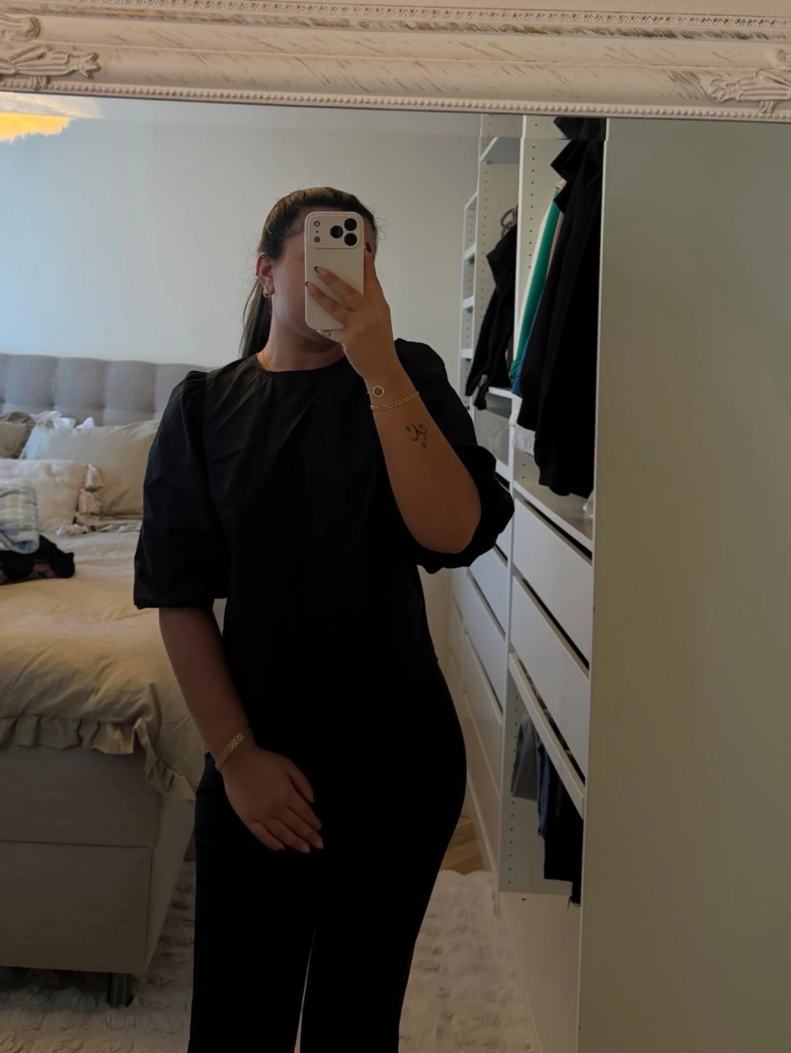Svart blus med puffärm