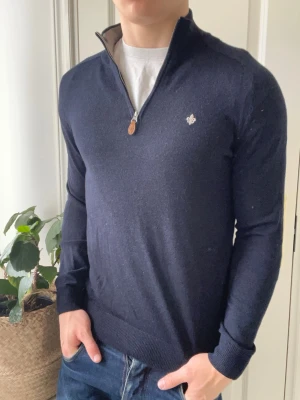 Morris 100% merino wool quarter zip - Morris 100% merino wool quarter zip, extremt fin.  Inga defekter! Modellen i bilderna är 180 cm 75 kg och bär Storlek S,  Kom med frågor! 🌟 (Kan gå ned i pris vid köp av paket 😉) 