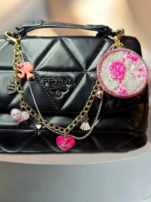 Barbie smycke för väska - Barbie smycke med diverse olika berlocker. Perfekt för dig som gillar unika accessoarer.