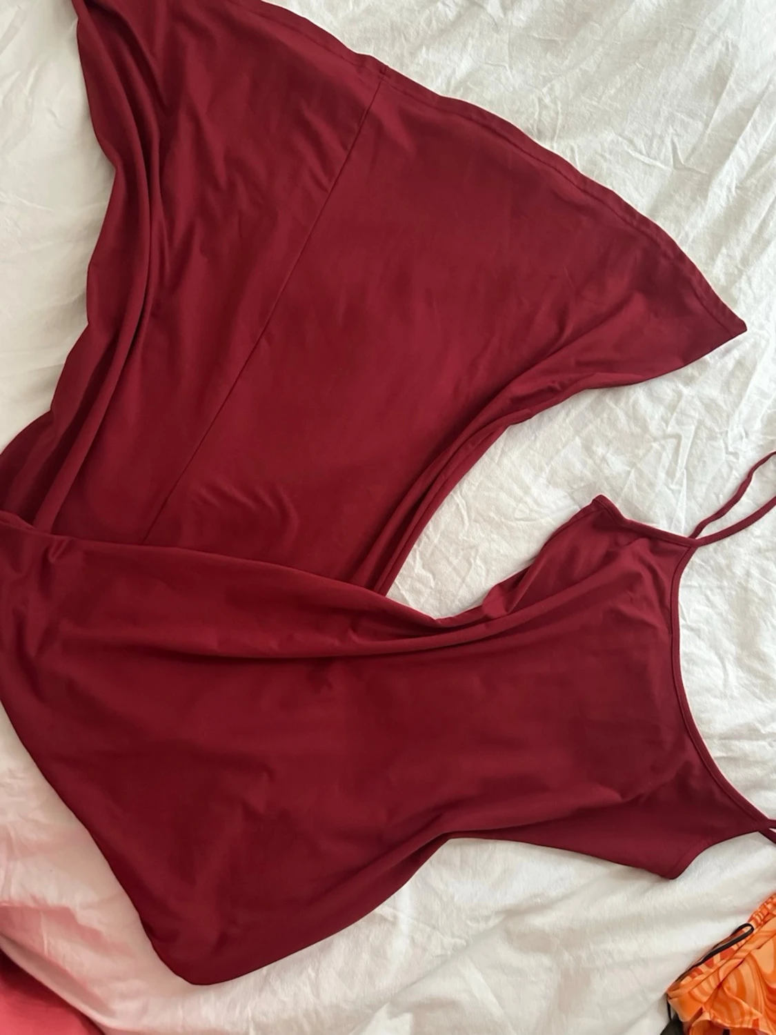 Vinröd långklänning med tunna band - 1