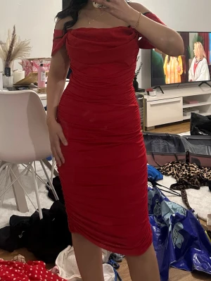 Festklänning  - Röd festklänning storlek S