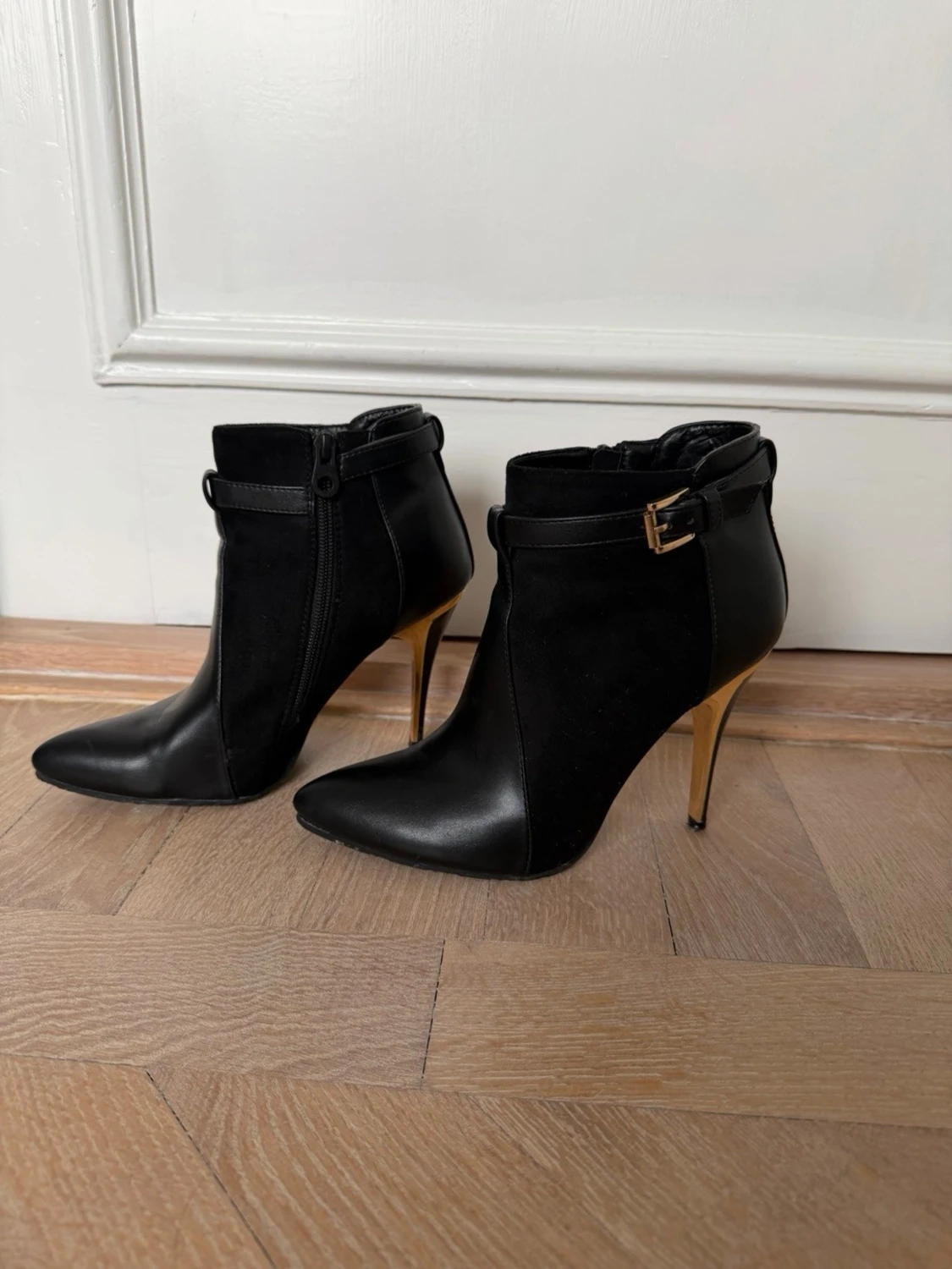 Svarta stilettklackade stövletter