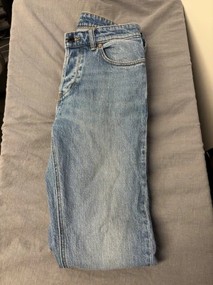 Neuw Jeans - Ray Straight  - Säljer ett par klassiska blå jeans från Neuw, Ray straight storlek 29:32. Jeansen har en snygg tvättad look, orange kontrastsömmar och knappgylf. 
