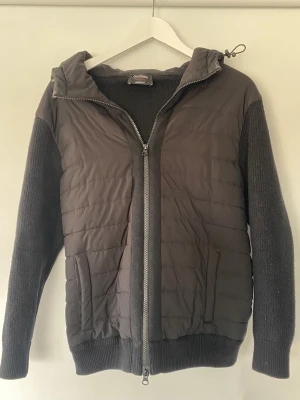 Svart cardiganjacka från Gran Sasso - Säljer denna riktigt exklusiva cardiganjacka från Gran Sasso. Som passar storlek XS i bra skick.