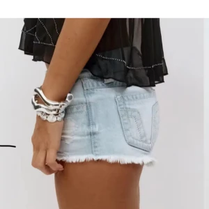 Ljusblå jeansshorts med slitningar - Snygga ljusblå jeansshorts. Väldigt eftertraktade! ✨Och så himla fina✨. Men tyvärr för stora. Skulle säga att de passar någon som vanligtvis bär S💕 eller är mellan S-M. 