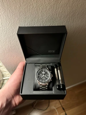 Seiko Speedmaster Mod Automatisk klocka - Byggd för att efterlikna omega speedmaster. Köpt på modsera. Följer med extra länkar samt verktyg för att justera längden. 10atm vattentålig.    Bara att kontakta mig vid frågor!