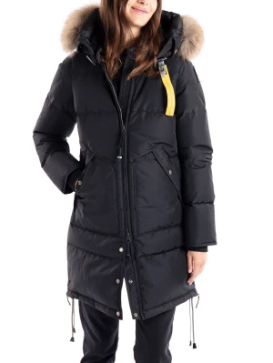Svart lång dunjacka Parajumpers - Snygg svart lång dunjacka från Parajumpers med stor huva och äkta pälsdetalj. Jackan har dragkedja, tryckknappar, två stora fickor fram och den ikoniska gula remmen vid halsen. Perfekt för kalla vinterdagar och riktigt varm. 
