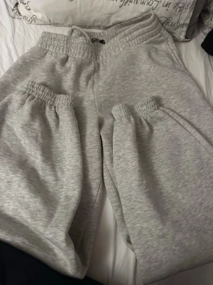 Mjukisbyxor - Jätte sköna mjukis byxor från bikbok perfekta att ha hemma men väl använda! 