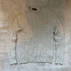 Grå Kabelstickad Morris tröja  - Jag Säljer en fet tröja från Morris| skicket på tröjan är bra 8/10  | storlek M| ny pris 2000: mitt pris är 399 | skriv vid frågor och funderingar  