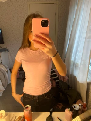 Ljusrosa croppad t-shirt - Säljer en ljusrosa croppad t-shirt. Materialet är stretchigt och formbart.                                                 Använd få gånger 