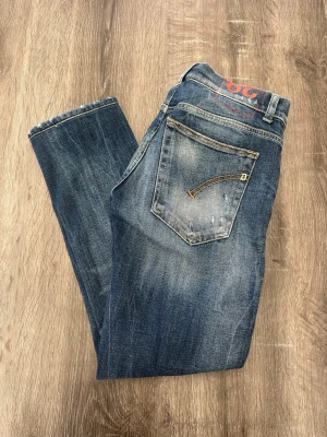 Dondup Riche jeans W29 - Säljer ett par mörkblåa Dondup Riche jeans| Storlek:W29| Skick:8/10|Pris:899| Modell:Riche| Vid frågor och funderingar är de bara och höra av sig ‼️