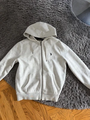 Ljusgrå hoodie från Ralph Lauren - Storlek S