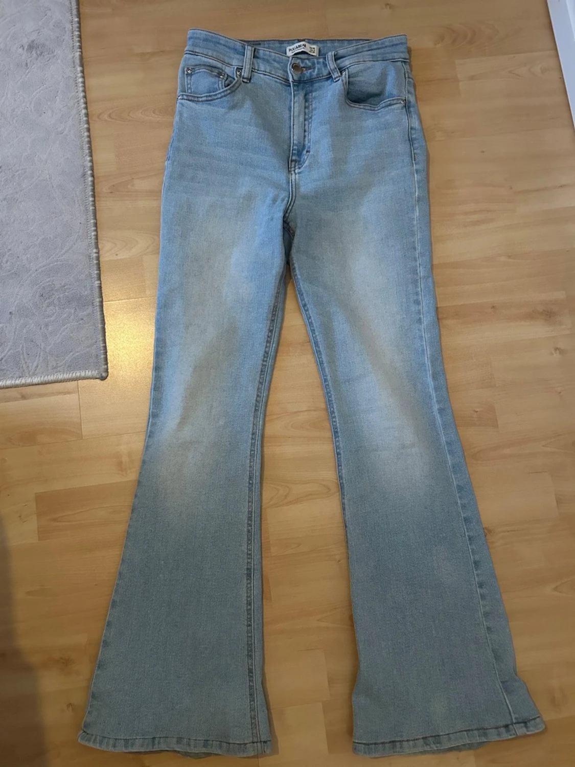 Ljusblå bootcut jeans passar både storlek 36/38