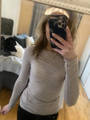 Beige Intimissimi tröja! - Säljer en helt oanvänd beige intimissimi tröja som har legat i min garderob i ett halv år. Prislappen är borttagen då jag tänkt behålla den men blev liggandes, endas provat den! I storlek S.