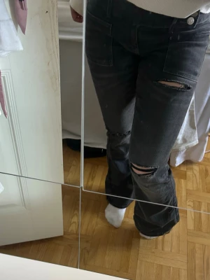 Coola lågmidjade bootcut jeans  - Skit snygga och coola lågmidjade bootcut jeans från Gina Young. Storlek 158 och sitter perfekt på mig som är 160 och vanligtvis har S eller XS i byxor. 