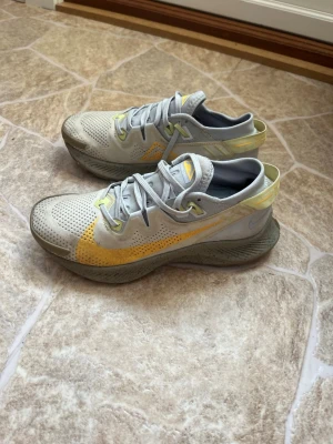 Nike löparskor - Hej säljer ett par nike pegasus trail 2. Använda några gånger, fortfarande väldigt gott skick. Storlek 37,5 