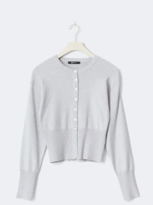 Ljusgrå ribbad tröja från Gina Tricot - Ljusgrå tröja med rund hals och knappar framtill från Gina Tricot. Koftan har ribbade muddar och nederkant, lång ärm och en kortare, boxig passform. Perfekt att matcha med jeans för en avslappnad look.