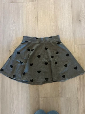 Mjuk kjol med hjärtan - Älskar denna kjol men den har inte kommit tillräckligt till användning! Supermjukt material med dragkedja i bak! Använd ett par gånger men fortfarande i ett bra skick! 🩶
