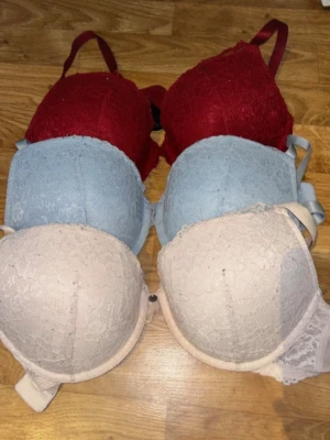 Spetsbhar i rött, blått och beige från h& m - Tre bhar i olika färger:  röda, ljusblå och beige. Alla bhar har vadderade kupor och är täckta med vacker spets. Axelbanden är justerbara för bästa passform. Perfekta för dig som gillar romantiska detaljer och mjuka material.