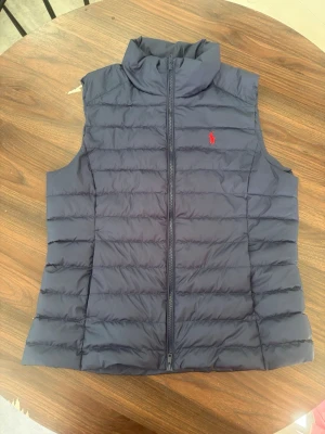 Ralph lauren väst - Den är märkt xl men passar mer på m pga att den har tvättats en gång