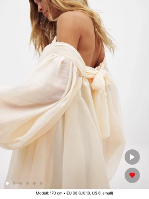 Mikiklänning - Superfin offshoulder klänning från Nakd med rosett baktill. Nyskick. Storlek 32 men passar mig som brukar ha xs, s i kläder🩷