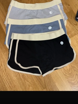 3-pack bomulls kalsonger med beige kant - Säljer ett 3-pack kalsonger  i olika färger: svart, ljusblå och ljusgrå. Alla har bred beige resår i midjan och beige kant runt benen. Kalsongerna har en sportig look och är tillverkade i mjukt, stretchigt material för skön passform.