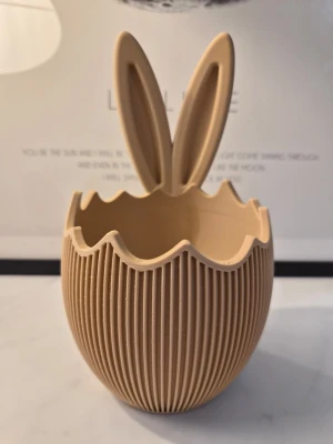 Gullig godiskål ägg med kaninöron - Superfin godisskål i biege/kaffelatte färg. Den är 18cm hög så rymlig för snacks att bjuda på :) Skickar snabbt!