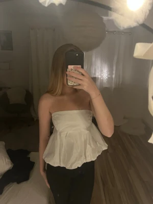 Peblumtopp - Superfin vit topp utan ärmar från Bikbok. Nyskick. Storlek s🩷