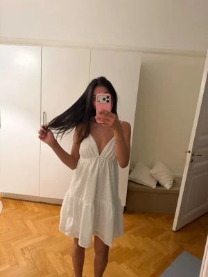 Vit sommarklänning - Söt vit kortklänning som är perfekt till sommaren☀️Säljs pågrund av att den tyvärr är för stor🤍