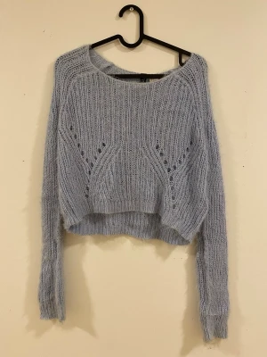Stickad tröja - Ljus blå stickad tröja, bred i halsen 