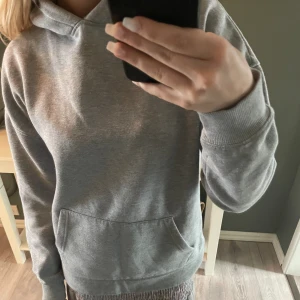 hoodie  - grå snygg hoodie!! 