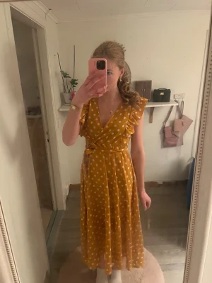 Prickig klänning - Säljer denna superfina prickiga klänningen💗den går även att knäppa dom man kan se på bild 4