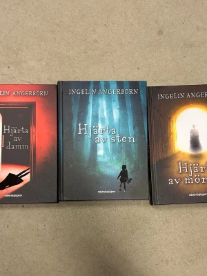 Hjärta-serien av Ingelin Angerborn - Säljer tre inbundna böcker av Ingelin Angerborn: 'Hjärta av damm', 'Hjärta av sten' och 'Hjärta av mörker'. Väldigt bra och spännande böcker.