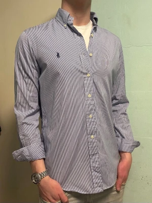 Blåvit randig Ralph Lauren skjorta – S - Säljer denna stilrena och snygga blåvit randig Ralph Lauren skjortan. Skjortan är i mycket bra skick. Storlek s/p vilket motsvarar ca M slim fit. Har du några frågor? Tveka inte att höra av dig. Allt gott från Deluxe garderoben ⭐️ 