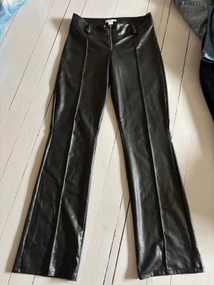 Lågmidjade skinnbyxor - Coola skinnbyxor från gina young, storlek 170 men passar S!