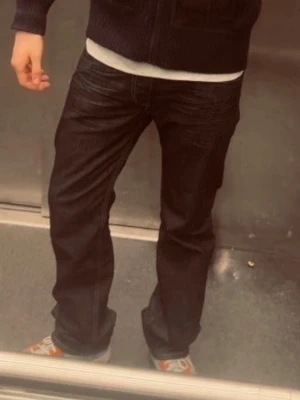 Diesel jeans - Ett par snitsiga diesel straight jeans i modellen viker r box. Helt nytt skick och oanvända (första bilden är ett par likadana jeans som jag har i mindre storlek ). De är 30/34 och är ganska långa, vilket gör att de stackar perfekt. Ser möjligtvis svarta ut på bilderna men är marin blåa.                                                Längd: 115cm Midjebredd: 41cm Benöppning: 20cm