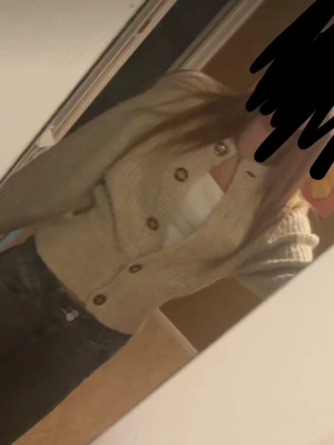 Beige Kofta från Zara - Säljer en beige cropped kofta med stora bruna knappar och ribbade muddar. Koftan har en avslappnad passform och är stickad i ett mjukt material, perfekt att slänga över en topp. Enkel och stilren design som passar till mycket. Kan bäras både öppen och stängd. Om intresserad kan du skriva för fler bilder 🥰