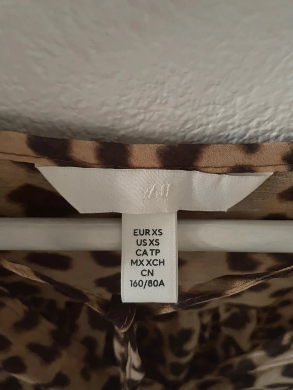 Leopardmönstrad blus med långa ärmar - 2