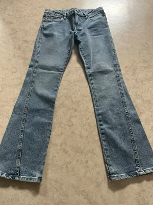 bootcut jeans  - Otroligt fina bootcut jeans! Skriv för fler bilder!💫🩷🩷