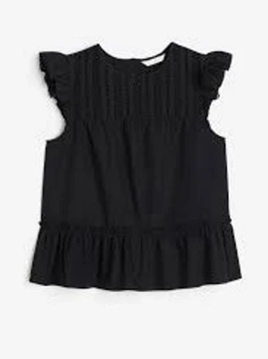 Svart volangblus från H&M - Snygg svart blus från H&M med volangdetaljer vid ärmarna och nederkanten. Toppen har rund halsringning och dekorativa sömmar framtill. Använd men i bra skick💕