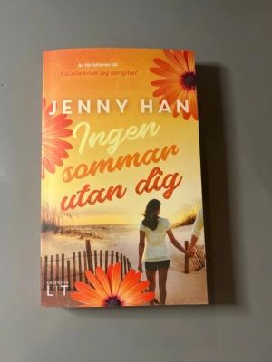 Ingen sommar utan dig av Jenny Han - En pocketbok med färgstarkt omslag i orange och gult, prydd med blommor och en strandscen. Boken är skriven av Jenny Han och är andra delen i hennes populära Sommarserie. Perfekt för dig som gillar romantisk ungdomslitteratur.