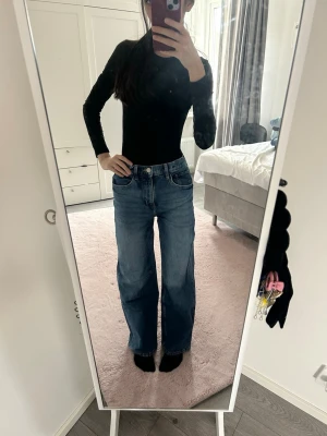 Blåa jeans💕 - Säljer ett par blåa jeans med rak passform och hög midja. Jeansen har klassisk femficksdesign och är tillverkade i denim. Perfekta för en avslappnad och trendig look. De är super söta och pris går att diskuteras 💕