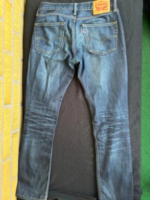 Levi's 511 blå jeans herr - Snygga levi’s jeans i väldigt bra skick. 100% bomull, så inget plast inblandat vilket dock gör dem lite stelare. Storlek 31/32. Hör av dig vid frågor🤝