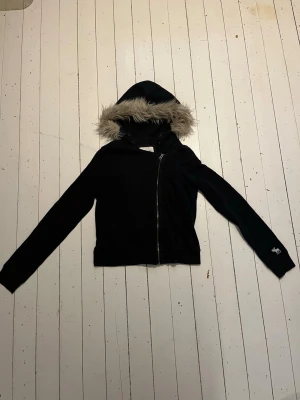 Abercrombie & fitch pälshoodie  - Otroligt söt hoodie från abercrombie & fitch med päls på luvan, storlek L men passar som S - XS! Skriv om mått behövs! ❤️