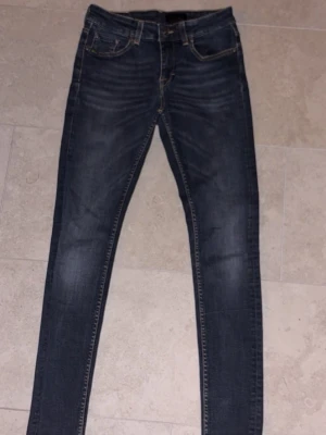 Tiger of Sweden jesns - Tiger of Sweden jeans! Nypris=1299 säljs för=350 skick=9/10 storlek=33 Tveka ej på att höra av dig vid frågor eller funderingar!