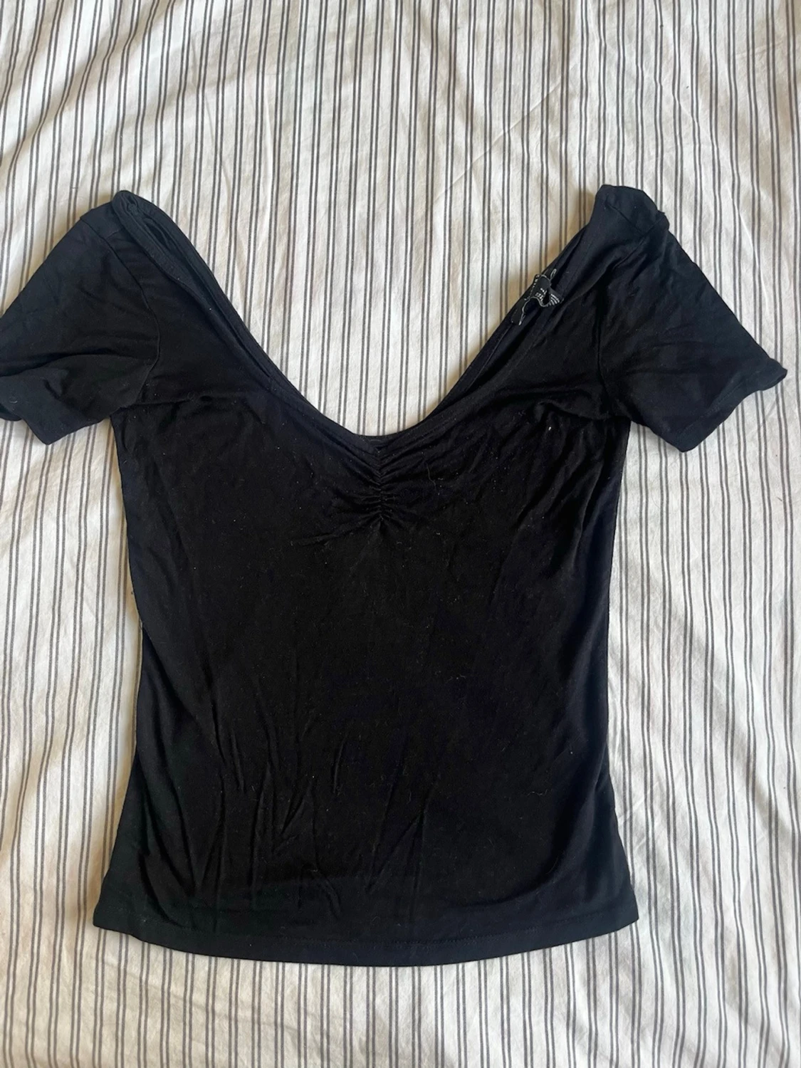 Svart topp med djup v-ringning Forever 21